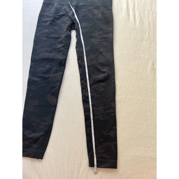 SPANX Look At Me Now Black Gray Camo Leggings Size Small - Picture 10 of 12
